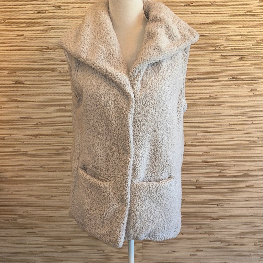 Stillwater Supply Co. Large Cozy Taupe Faux-Sherpa Sleeveless Vest with pockets
